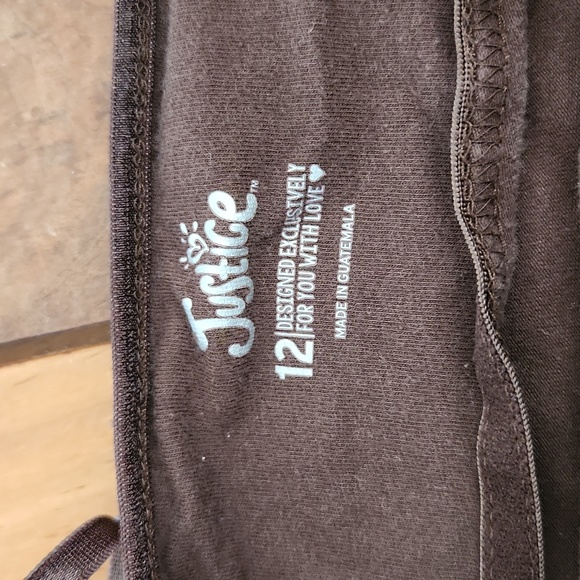 Brown and black tank tops. Size 12 and 16, but they both fit the same. 10$ for 2 - Picture 2 of 3